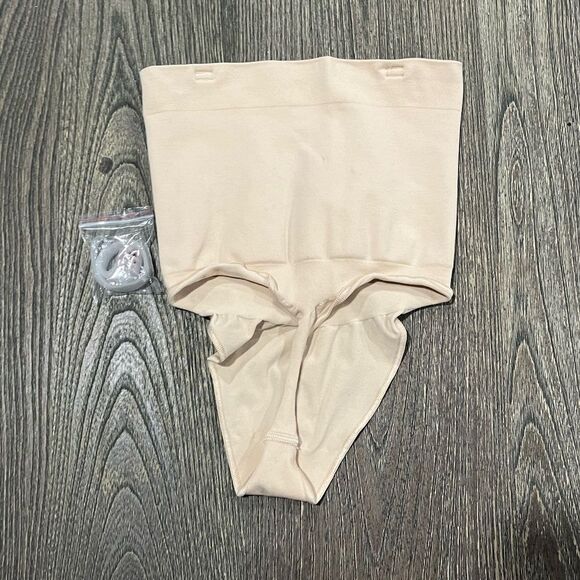 NWOT Skims Seamless Sculpt High Waist Thong Brief Shapewear Fitted Sand Size M - Picture 3 of 4
